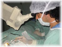 Dr. Ricardo realizando uma microcirurgia de ouvido